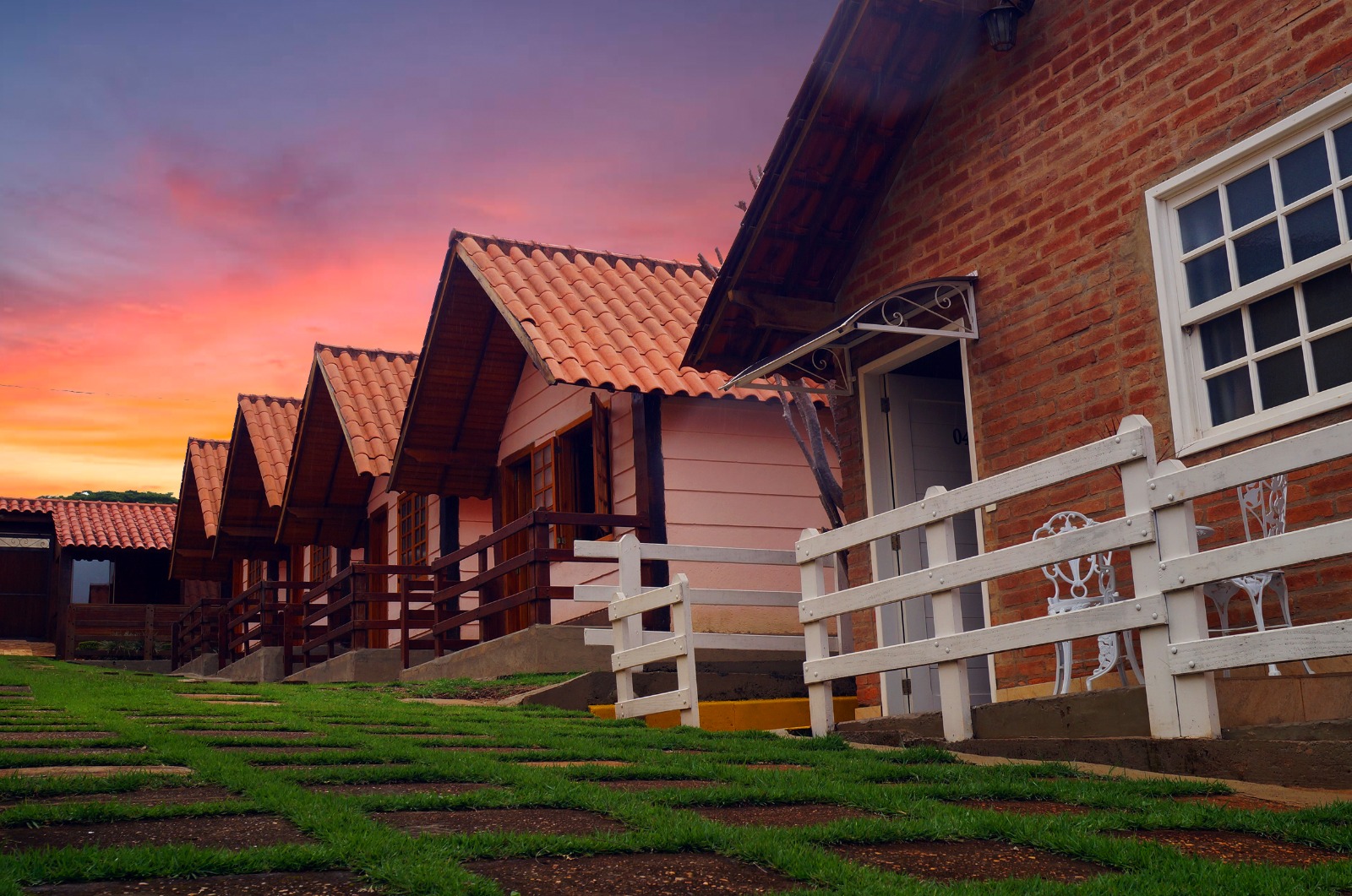 Chalés ao pôr do sol — Chalé da Serra